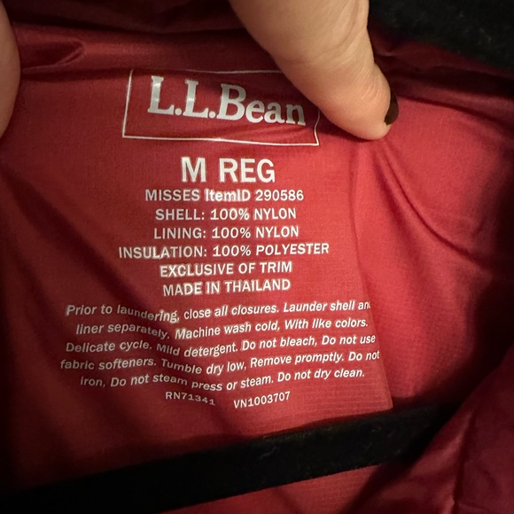 LL Bean Red Puffer Jacket in Medium - Picture 3 of 3